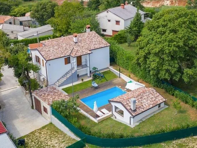Modern Holiday Home With Pool In Pazin Lindar