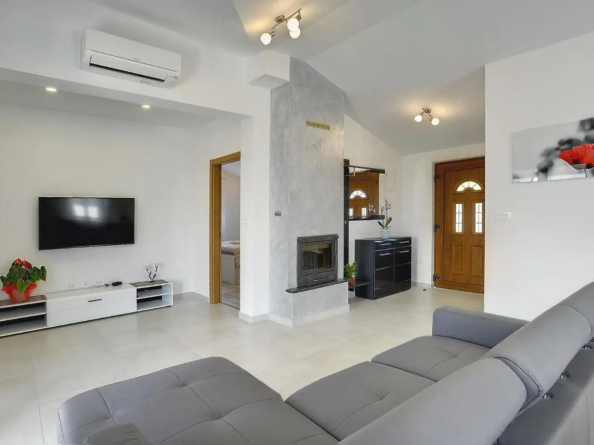Modern Holiday Home With Pool In Pazin Lindar