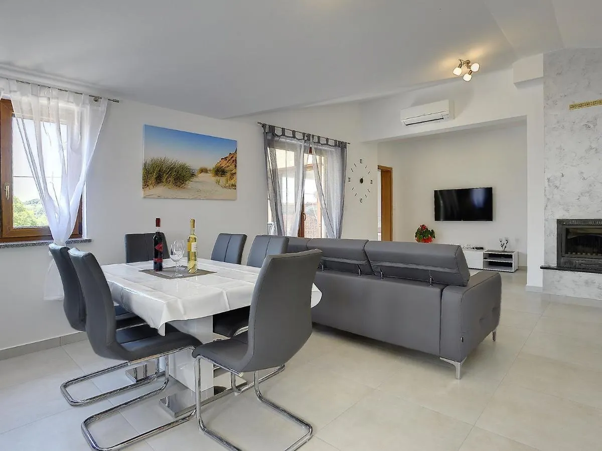 Modern Holiday Home With Pool In Pazin Lindar