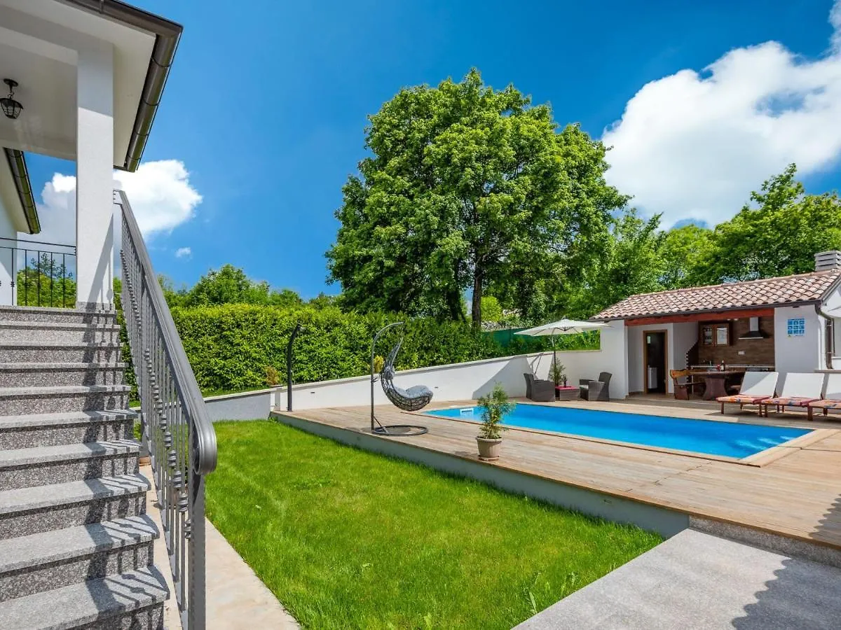 Modern Holiday Home With Pool In Pazin Lindar