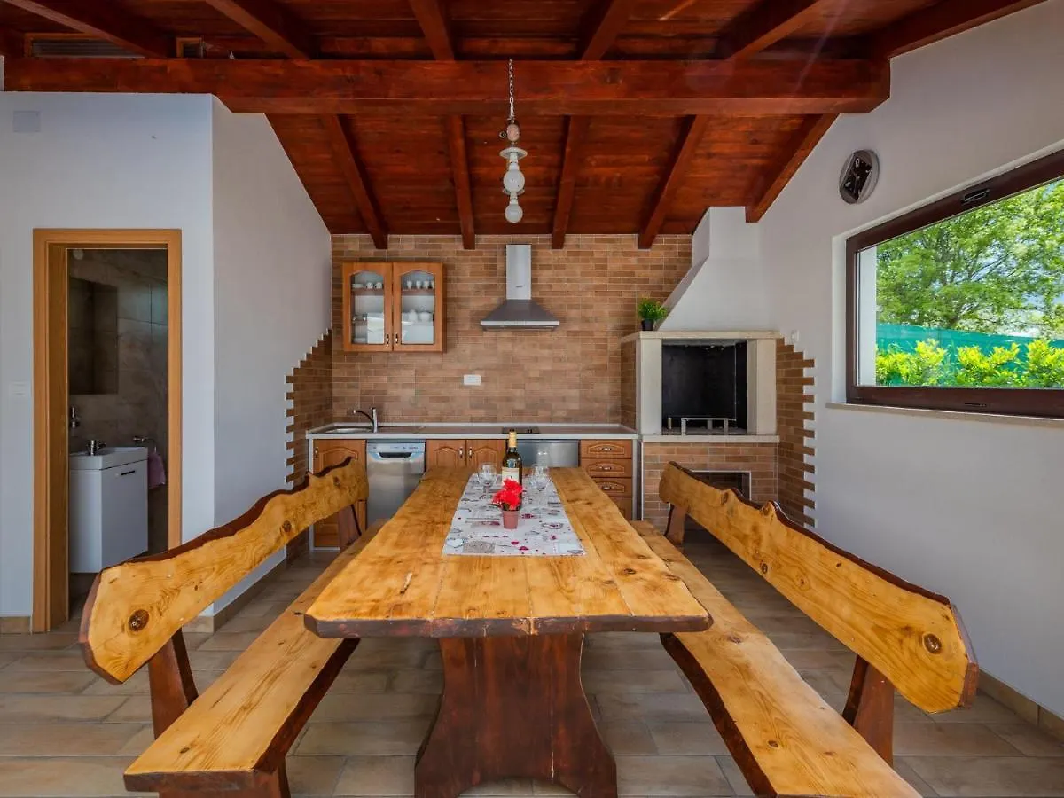 Modern Holiday Home With Pool In Pazin Lindar