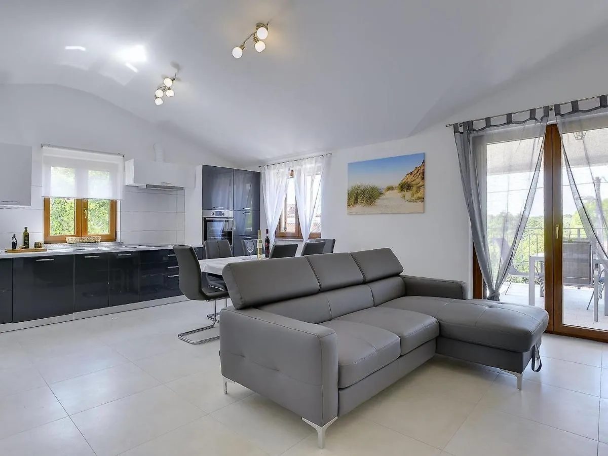 Modern Holiday Home With Pool In Pazin Lindar